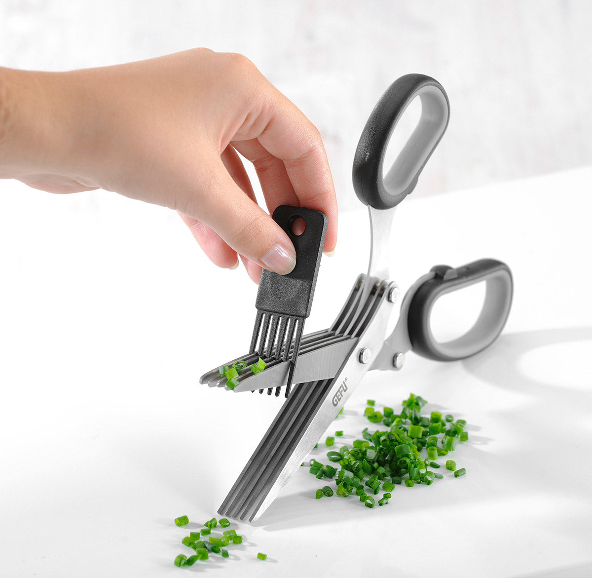 Con le loro cinque paia di lame, le forbici per erbe aromatiche assicurano un lavoro rapido e semplice, nonché un taglio delicato e che preserva l'aroma dell'erba cipollina, prezzemolo ecc. Facili da pulire con il pettine per la pulizia incluso. Si consiglia di lavare a mano. In negozio e online su tuttochic.live