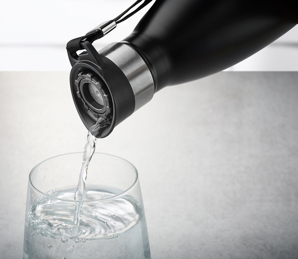Borraccia in acciaio inossidabile a doppia parete mantiene le bevande calde per 12 ore e fredde per 24 ore. 100% ermetico, si apre e si chiude facilmente con una sola mano grazie alla pratica chiusura a pulsante. 500 ml bottiglia lavabile in lavastoviglie Ø 7,1 cm, H 27,0 cm. In negozio e online su tuttochic.live