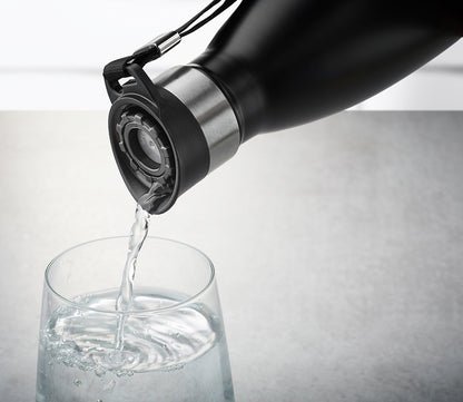 Borraccia in acciaio inossidabile a doppia parete mantiene le bevande calde per 12 ore e fredde per 24 ore. 100% ermetico, si apre e si chiude facilmente con una sola mano grazie alla pratica chiusura a pulsante. 500 ml bottiglia lavabile in lavastoviglie Ø 7,1 cm, H 27,0 cm. In negozio e online su tuttochic.live