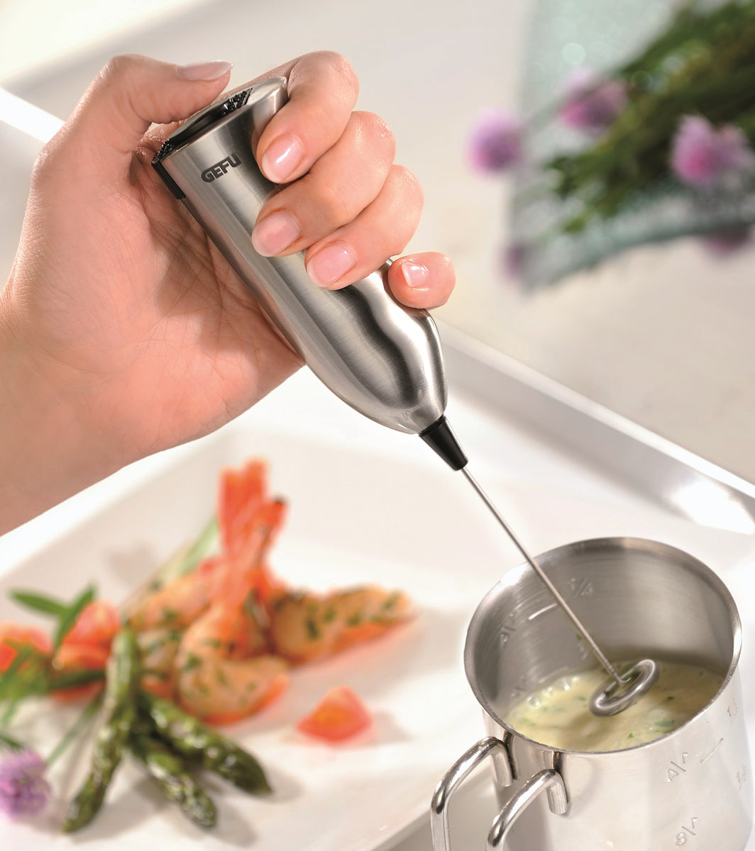 Schiumalatte elettrico portatile MARCELLO di GEFU in acciaio inox con sbattitore staccabile.