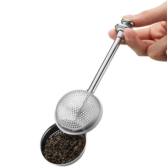 ideale per la preparazione di tè sfuso• sfera ad apertura facile grazie al manico scorrevole•  adatto anche per erbe e spezie• dimensioni: cm 17,2 x 5• acciaio inox pregiato / resina Lavabile in lavastoviglie. In negozio e online su tuttochic.live