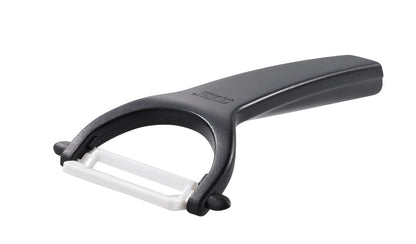 Questo pelapatate in ceramica è adatto per sbucciare frutta o verdura. La lama perma-sharp non è solo assolutamente insapore e inodore, ma anche anallergica e igienica. Dimensioni: L 18,4 cm, P 3,5 cm, H 2,1 cm ceramica/plastica lavabile in lavastoviglie. In negozio e online su tuttochic.live
