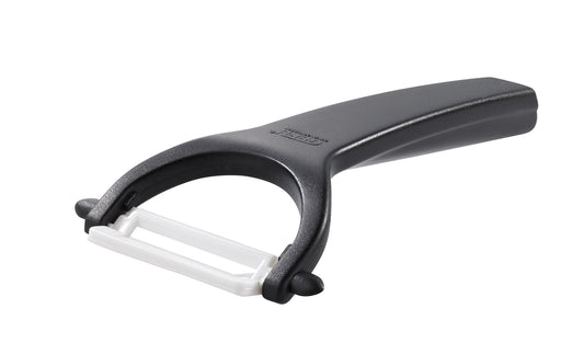 Questo pelapatate in ceramica è adatto per sbucciare frutta o verdura. La lama perma-sharp non è solo assolutamente insapore e inodore, ma anche anallergica e igienica. Dimensioni: L 18,4 cm, P 3,5 cm, H 2,1 cm ceramica/plastica lavabile in lavastoviglie. In negozio e online su tuttochic.live
