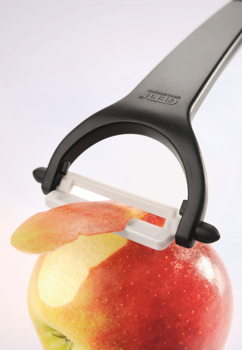 Questo pelapatate in ceramica è adatto per sbucciare frutta o verdura. La lama perma-sharp non è solo assolutamente insapore e inodore, ma anche anallergica e igienica. Dimensioni: L 18,4 cm, P 3,5 cm, H 2,1 cm ceramica/plastica lavabile in lavastoviglie. In negozio e online su tuttochic.live