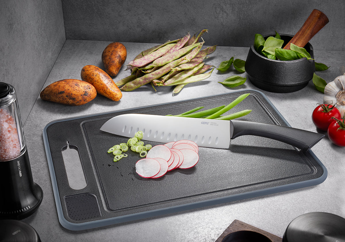 Scongelare più velocemente e tritare in sicurezza: CUT PRO può fare entrambe le cose. Il suo lato in alluminio nero riduce il tempo di scongelamento dei cibi congelati fino al 60% senza perdita di sapore o qualità. Il lato di taglio in plastica robusta garantisce un taglio sicuro. In negozio e online su tuttochic.live