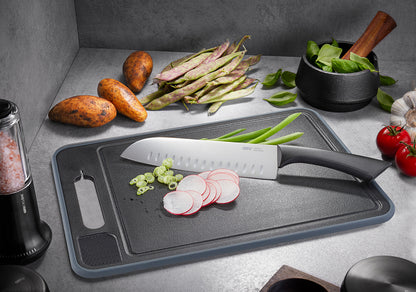 Scongelare più velocemente e tritare in sicurezza: CUT PRO può fare entrambe le cose. Il suo lato in alluminio nero riduce il tempo di scongelamento dei cibi congelati fino al 60% senza perdita di sapore o qualità. Il lato di taglio in plastica robusta garantisce un taglio sicuro. In negozio e online su tuttochic.live