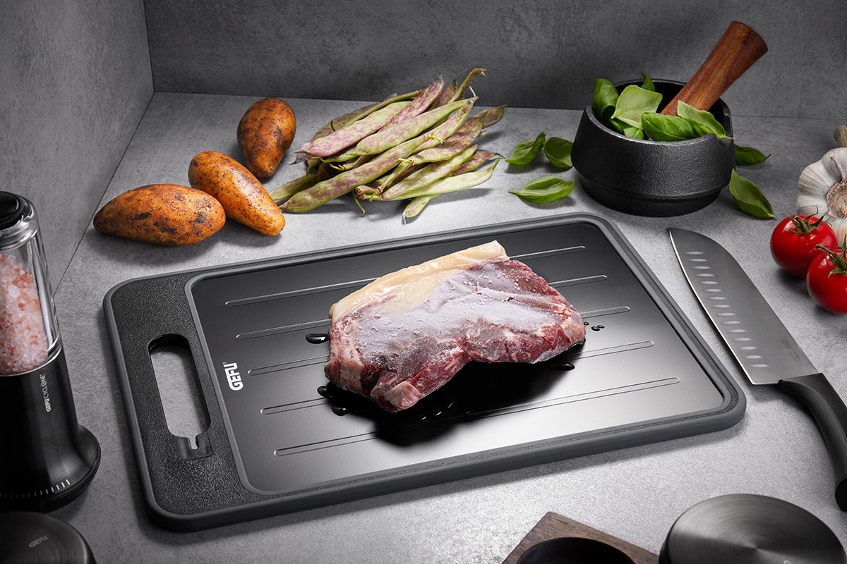 Scongelare più velocemente e tritare in sicurezza: CUT PRO può fare entrambe le cose. Il suo lato in alluminio nero riduce il tempo di scongelamento dei cibi congelati fino al 60% senza perdita di sapore o qualità. Il lato di taglio in plastica robusta garantisce un taglio sicuro. In negozio e online su tuttochic.live