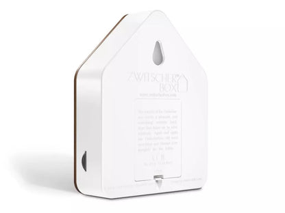 Zwitscherbox riproduce  il canto degli uccelli nell'idilliaca radura della Foresta Nera: il rilassante cinguettio del merlo diffonde la magia unica di un risveglio mattutino estivo.  Alimentazione: 3 batterie AA incluse sensore di movimento Dimensioni: cm 11 x 3,5 x 14,5 h. In negozio e online su tuttochic.live