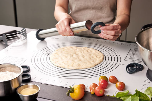 Con il mattarello REGO è possibile rullare la pasta secondo lo spessore desiderato. Perfetto per dolci, biscotti, pizza, pasta e molto altro ancora. mattarello in acciaio inox regolabile: 0 mm, 2,5 mm, 5 mm, 7 mm, 10 mm dimensioni cm Ø 5,5 lunghezza 39,7 cm. In negozio e online su tuttochic.live