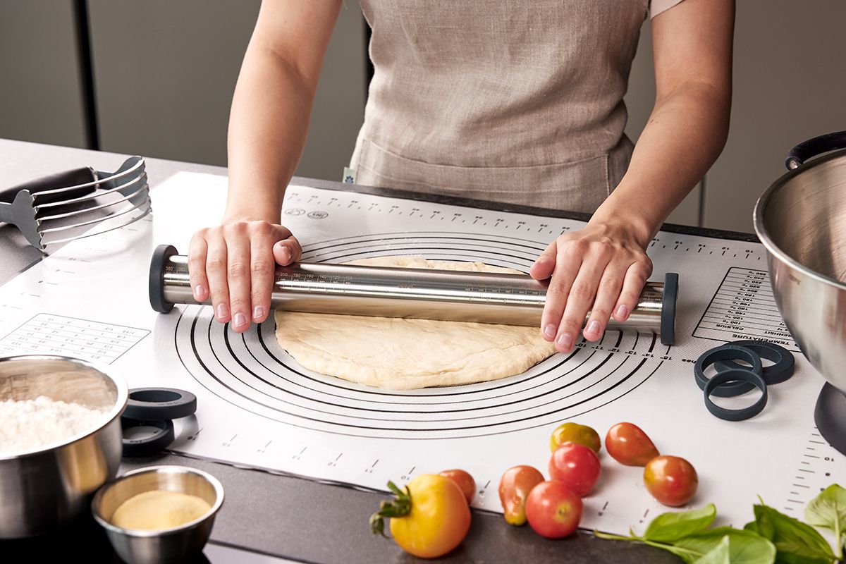 Con il mattarello REGO è possibile rullare la pasta secondo lo spessore desiderato. Perfetto per dolci, biscotti, pizza, pasta e molto altro ancora. mattarello in acciaio inox regolabile: 0 mm, 2,5 mm, 5 mm, 7 mm, 10 mm dimensioni cm Ø 5,5 lunghezza 39,7 cm. In negozio e online su tuttochic.live