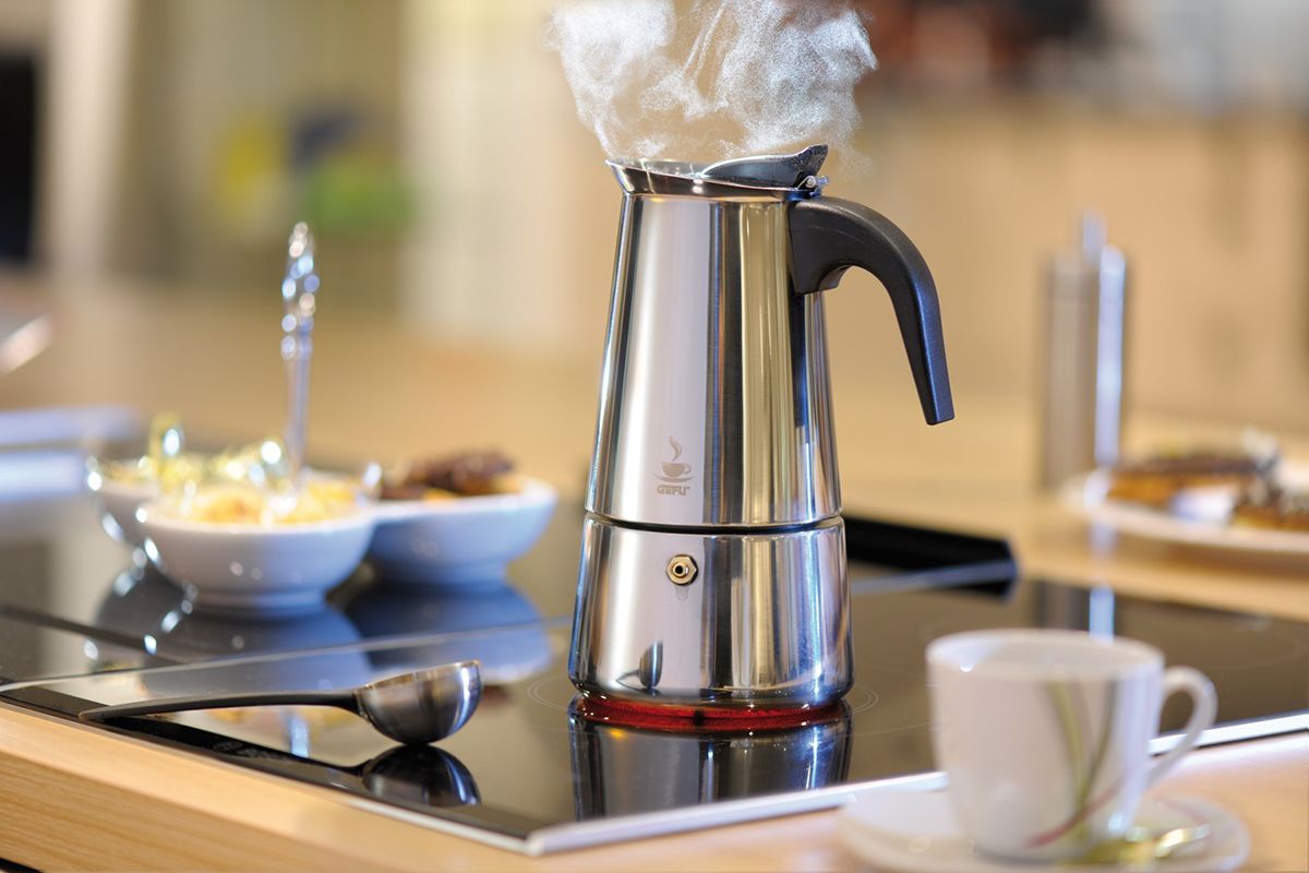 Realizzata in robusto acciaio inox, la caffettiera per espresso Emilio garantisce la massima durata e resistenza. Disponibile da 2 e 4 tazze. In negozio e online su tuttochic.live