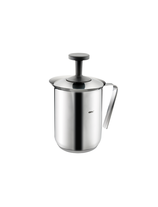 Schiumatore per latte manuale RICCARDO di GEFU in acciaio inox, con doppio retino e base per induzione.