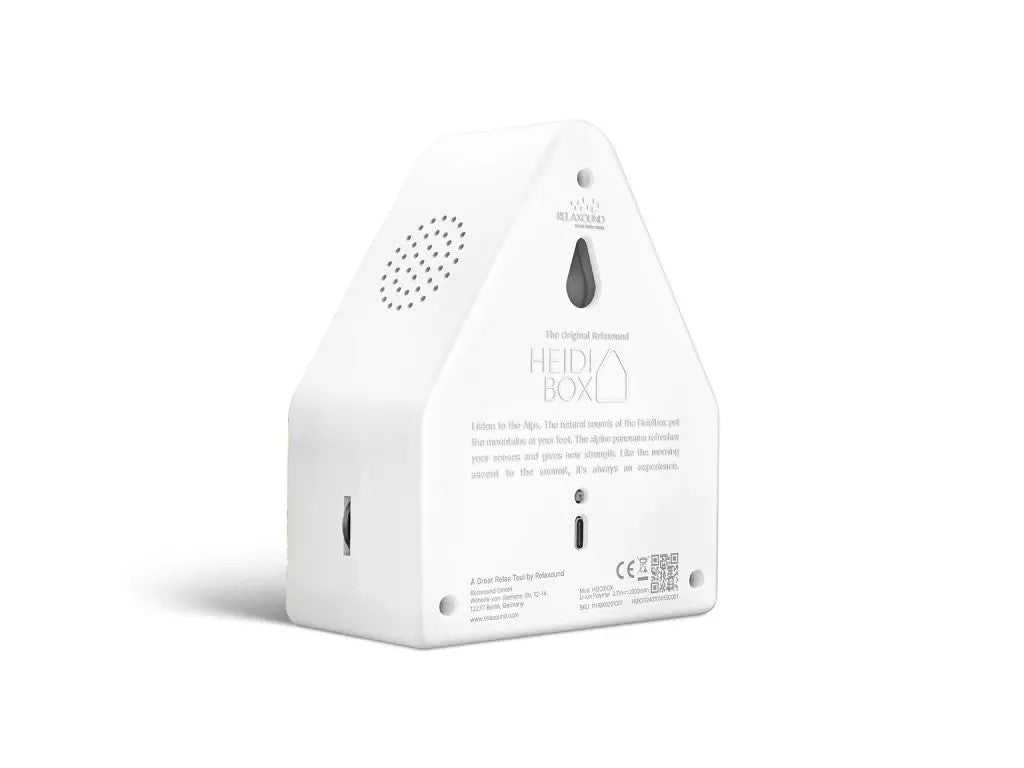 Heidibox Alpine Meadow riproduce il suono rilassante del prato alpino. Ricaricabile (cavo USB-C incluso) Dimensioni: cm 11,7 x 6,2 x 14,5 h - Peso: 230 g. In negozio e online su tuttochic.live