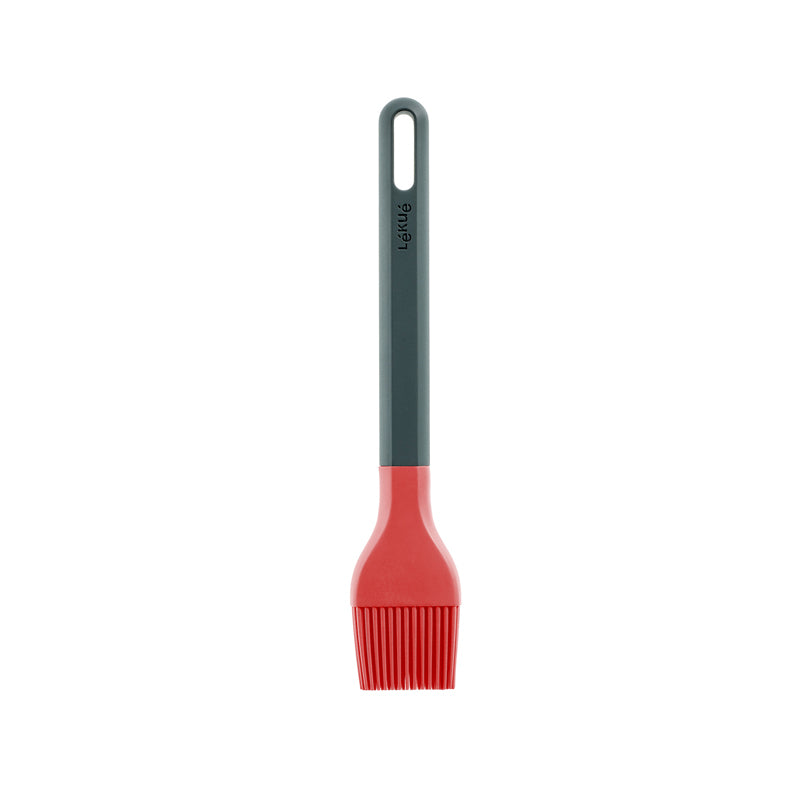 Il pennello da cucina con manico rinforzato e punta flessibile in silicone platinico rosso è ideale per l'uso in pentole e padelle rivestite. L'utensile da cucina è inoltre resistente alle alte temperature, lavabile in lavastoviglie e privo di BPA. Dimensioni: cm 4 x 21,5. In negozio e online su tuttochic.live