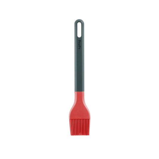 Il pennello da cucina con manico rinforzato e punta flessibile in silicone platinico rosso è ideale per l'uso in pentole e padelle rivestite. L'utensile da cucina è inoltre resistente alle alte temperature, lavabile in lavastoviglie e privo di BPA. Dimensioni: cm 4 x 21,5. In negozio e online su tuttochic.live