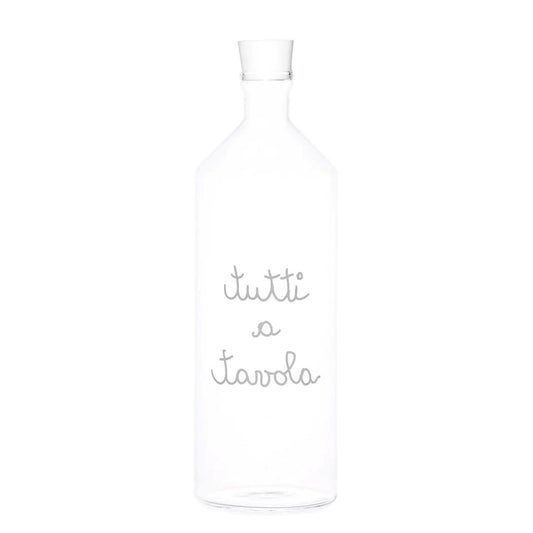Bottiglia realizzata in vetro borosilicato, un materiale che ha caratteristiche uniche, infatti nonostante sia leggerissimo è molto resistente, super trasparente, molto brillante e facile da pulire Decoro Tutti A Tavola in colore bianco. Capienza:1,4 litri Dimensioni: 9,5 cm x 29 cm. In negozio e online su tuttochic.live