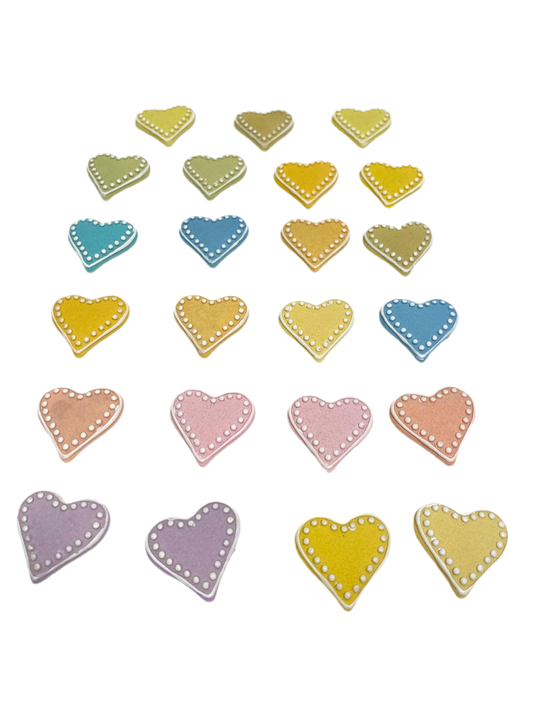 Set di 23 bomboniere in colori assortiti di Cuoricino con calamita in resina decorata Dimensioni: cm 4 x 4. In negozio e online su tuttochic.live