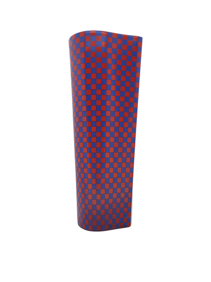Umidificatore in porcellana decorata dalla forma sinuosa disegnato da Aldo Cibic. Decorando è una collezione di umidificatori decorati da architetti, designer e artisti di fama Dimensioni : altezza 27 cm-larghezza 10 cm-profondità 3,8 cm corredato di gancio in metallo per appenderlo. In negozio e online su tuttochic.live