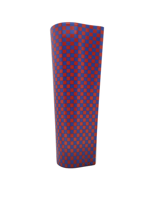 Umidificatore in porcellana decorata dalla forma sinuosa disegnato da Aldo Cibic. Decorando è una collezione di umidificatori decorati da architetti, designer e artisti di fama Dimensioni : altezza 27 cm-larghezza 10 cm-profondità 3,8 cm corredato di gancio in metallo per appenderlo. In negozio e online su tuttochic.live