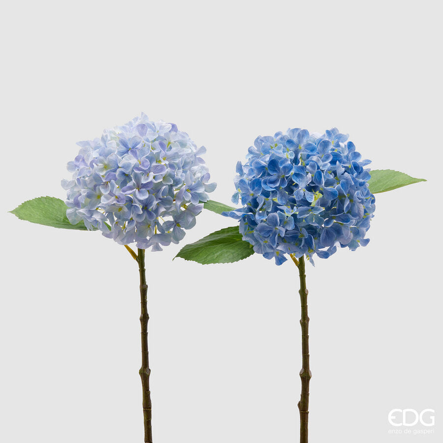 Questa ortensia azzurra è un fiore artificiale con un ramo resistente in plastica e petali morbidi in tessuto. Disponibili 2 colori: azzurro chiaro - azzurro scuro Dimensioni: alta cm 48. In negozio e online su tuttochic.live