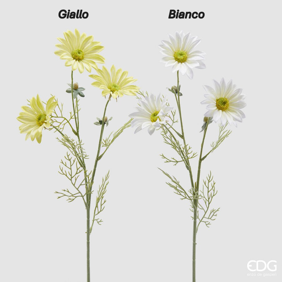 Fiori artificiali di margherita. Realizzati con rami di plastica di alta qualità, questi fiori con petali in tessuto gialli o bianchi daranno un tocco di freschezza e colore alla tua decorazione. Dimensioni: h cm 65. In negozio e online su tuttochic.live