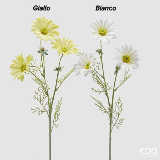 Fiori artificiali di margherita. Realizzati con rami di plastica di alta qualità, questi fiori con petali in tessuto gialli o bianchi daranno un tocco di freschezza e colore alla tua decorazione. Dimensioni: h cm 65. In negozio e online su tuttochic.live