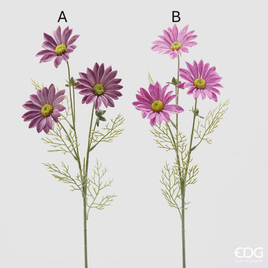 Fiori artificiali di margherita. Realizzati con rami di plastica di alta qualità, questi fiori con petali in tessuto di colore rosa daranno un tocco di freschezza e colore alla tua decorazione. Dimensioni: h cm 65. In negozio e online su tuttochic.live