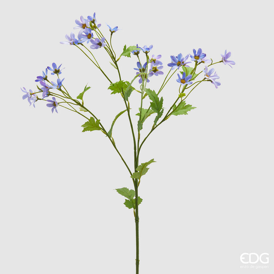 Il fiore artificiale di Margherita è un'aggiunta vivace e senza manutenzione a qualsiasi spazio. Realizzato con plastica per un aspetto realistico e petali in tessuto indaco per un tocco di colore Dimensioni: altezza cm 70. In negozio e online su tuttochic.live