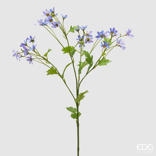 Il fiore artificiale di Margherita è un'aggiunta vivace e senza manutenzione a qualsiasi spazio. Realizzato con plastica per un aspetto realistico e petali in tessuto indaco per un tocco di colore Dimensioni: altezza cm 70. In negozio e online su tuttochic.live