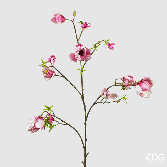 Ramo di Magnolia. Il fiore artificiale presenta un elegante mix di colori con foglioline verdi e fiori rosa sfumato su un ramo marrone.  Dimensioni: h cm 140. In negozio e online su tuttochic.live
