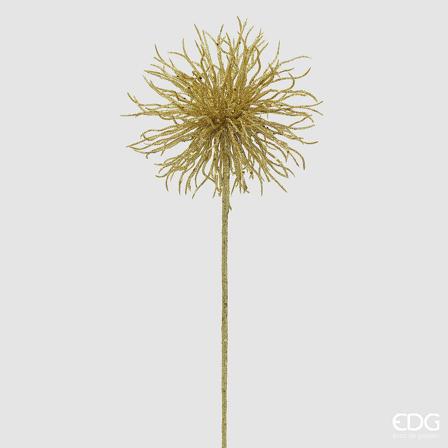 Ramo artificiale natalizio alto 60 cm con testa a pompom sferica dorata interamente ricoperta di glitter lucidi su sfondo chiaro.