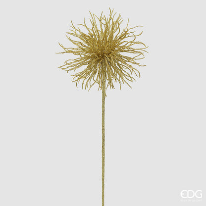 Ramo artificiale natalizio alto 60 cm con testa a pompom sferica dorata interamente ricoperta di glitter lucidi su sfondo chiaro.