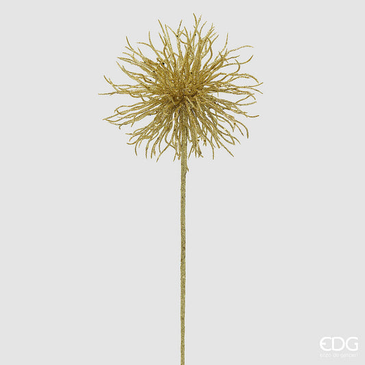 Ramo artificiale natalizio alto 60 cm con testa a pompom sferica dorata interamente ricoperta di glitter lucidi su sfondo chiaro.