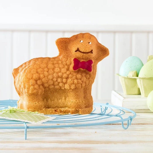 Stampo per dolce a forma di agnello tridimensionale in acciaio al carbonio con antiaderente di alta qualità per la cottura in forno. Dimensioni: 6,2 x 19,5 x 12,8 cm Capacità 900 ml. In negozio e online su tuttochic.live