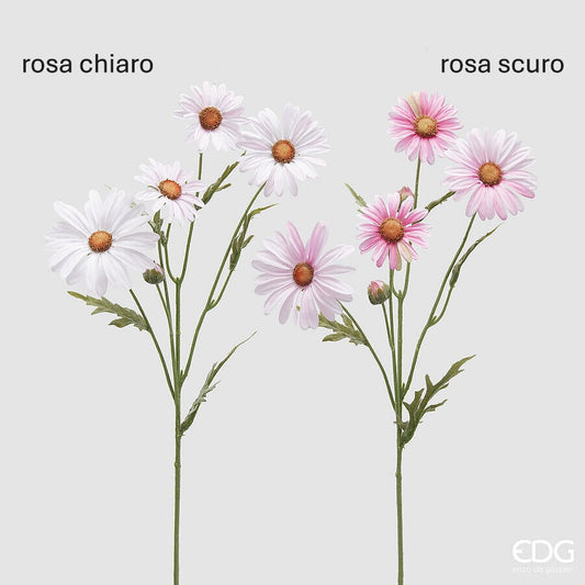Il fiore artificiale di Margherita è un'aggiunta vivace e senza manutenzione a qualsiasi spazio. Realizzato con plastica per un aspetto realistico e petali in tessuto rosa per un tocco di colore Dimensioni: altezza cm 60. In negozio e online su tuttochic.live
