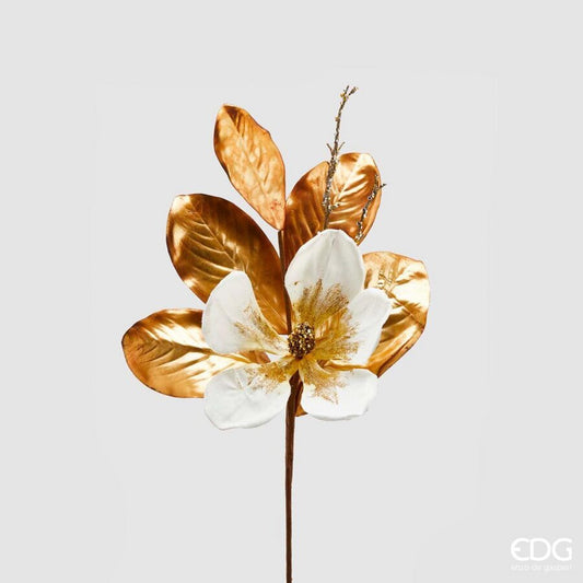 Realizzato in PVC con petali in tessuto bianco, foglie color bronzo e ramo arricchito con paillettes, ideale per abbellire ogni ambiente. Dimensioni: lunga cm 61. In negozio e online su tuttochic.live