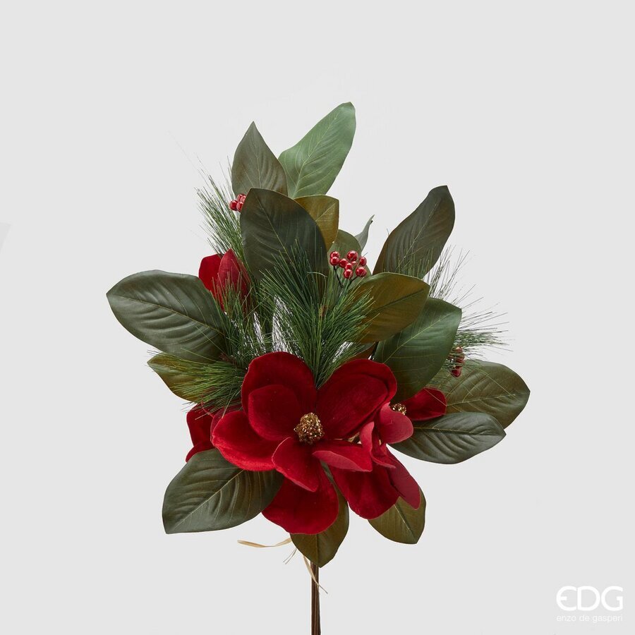 Realizzato in PVC con petali in tessuto/velluto rosso, bacche e aghi di pino, tutto artificiale. Ideale per abbellire ogni ambiente. Dimensioni: lunga cm 75. In negozio e online su tuttochic.live