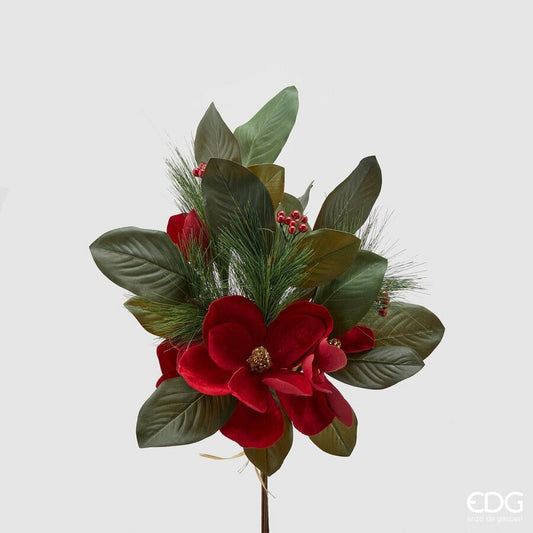 Realizzato in PVC con petali in tessuto/velluto rosso, bacche e aghi di pino, tutto artificiale. Ideale per abbellire ogni ambiente. Dimensioni: lunga cm 75. In negozio e online su tuttochic.live