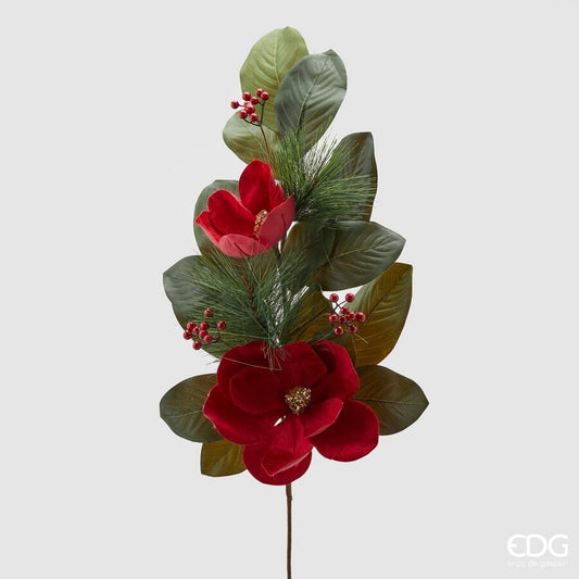 Realizzato in PVC con petali in tessuto/velluto rosso, bacche e aghi di pino, tutto artificiale. Ideale per abbellire ogni ambiente. Dimensioni: lunghezza cm 104. In negozio e online su tuttochic.live