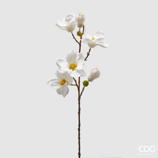 Ramo di magnolia artificiale. Realizzato con petali in tessuto bianco e un ramo in plastica marrone, ogni fiore sembra appena sbocciato. Dimensioni: altezza cm 65. In negozio e online su tuttochic.live