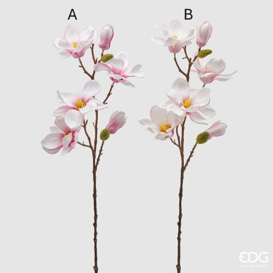 Magnolia artificiale. Realizzato con petali in tessuto rosa e un ramo in plastica marrone, ogni fiore sembra appena sbocciato. Dimensioni: altezza cm 65. In negozio e online su tuttochic.live