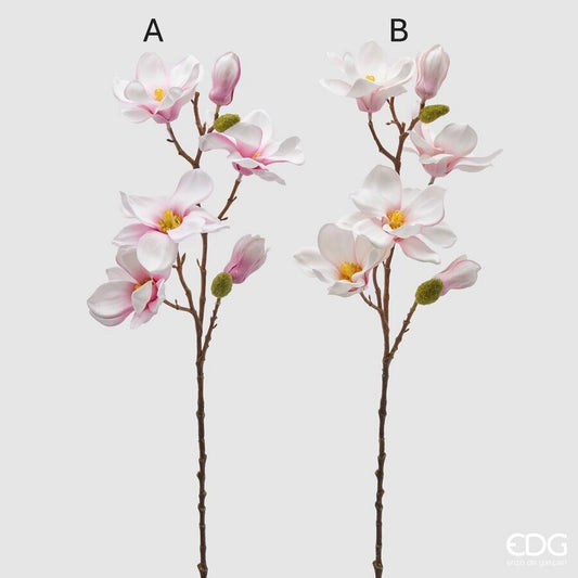 Magnolia artificiale. Realizzato con petali in tessuto rosa e un ramo in plastica marrone, ogni fiore sembra appena sbocciato. Dimensioni: altezza cm 65. In negozio e online su tuttochic.live