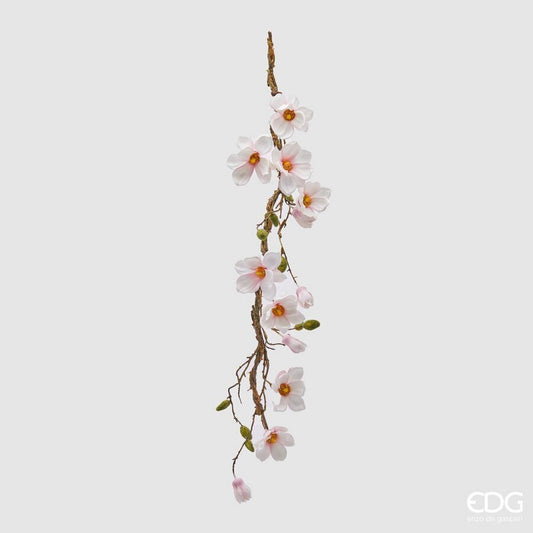 Questo meraviglioso tralcio di magnolia è un fiore artificiale di alta qualità, sembra appena colto dal giardino. Dimensioni: lunghezza 90 cm. In negozio e online su tuttochic.live