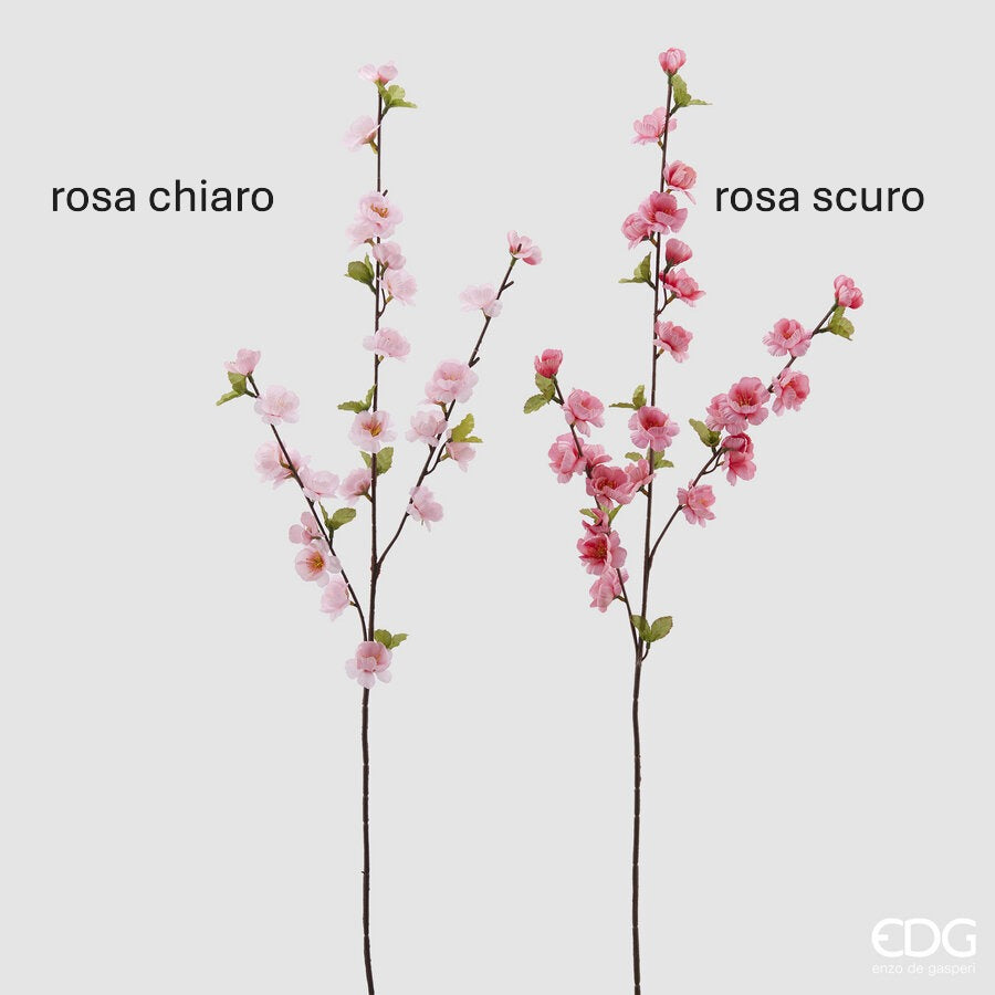 Fiori artificiali di Pesco. Disponibili in due tonalità di rosa, questi fiori aggiungono un tocco di eleganza a qualsiasi ambiente. Dimensioni: altezza cm 86. In negozio e online su tuttochic.live