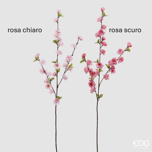 Fiori artificiali di Pesco. Disponibili in due tonalità di rosa, questi fiori aggiungono un tocco di eleganza a qualsiasi ambiente. Dimensioni: altezza cm 86. In negozio e online su tuttochic.live