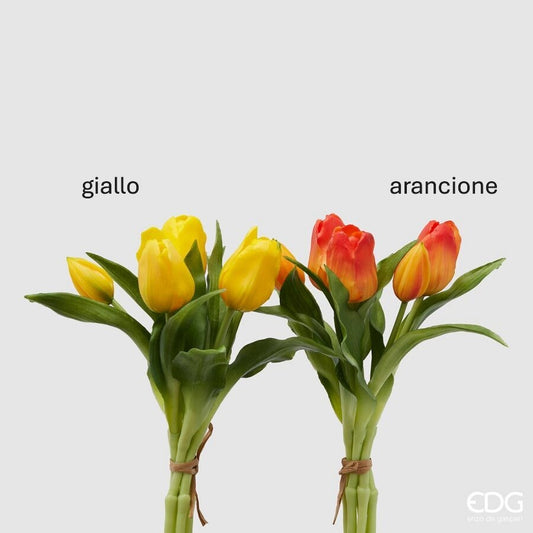 Il mazzo di tulipani Olis, con fiori e foglie artificiali, è disponibile in due eleganti colori: giallo e arancione. Dimensioni: altezza cm 28. In negozio e online su tuttochic.live