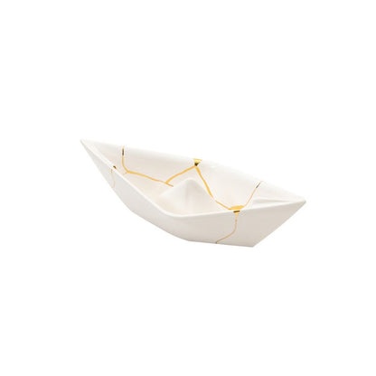 La Barchetta Origami Kintsugi in ceramica può essere utilizzata come portaoggetti, svuotatasche o fermacarte, Dimensioni: cm 21 x 9 x h 7. In negozio e online su tuttochic.live