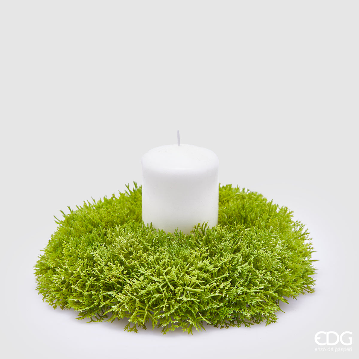 Corona di Muschio artificiale di colore verde Candela non inclusa Dimensioni: cm 18 x h 5 - Materiale: plastica. In negozio e online su tuttochic.live.