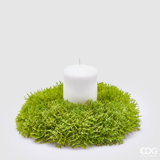 Corona di Muschio artificiale di colore verde Candela non inclusa Dimensioni: cm 18 x h 5 - Materiale: plastica. In negozio e online su tuttochic.live.