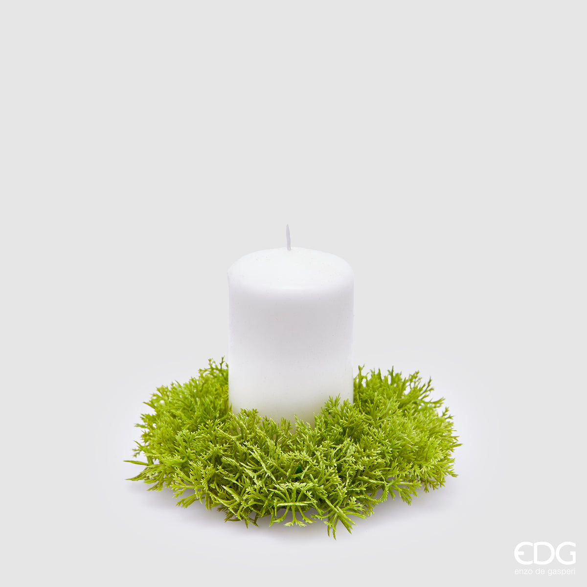 Corona di Muschio artificiale di colore verde Candela non inclusa Dimensioni: cm 13 x h 3 - Materiale: plastica. In negozio e online su tuttochic.live.